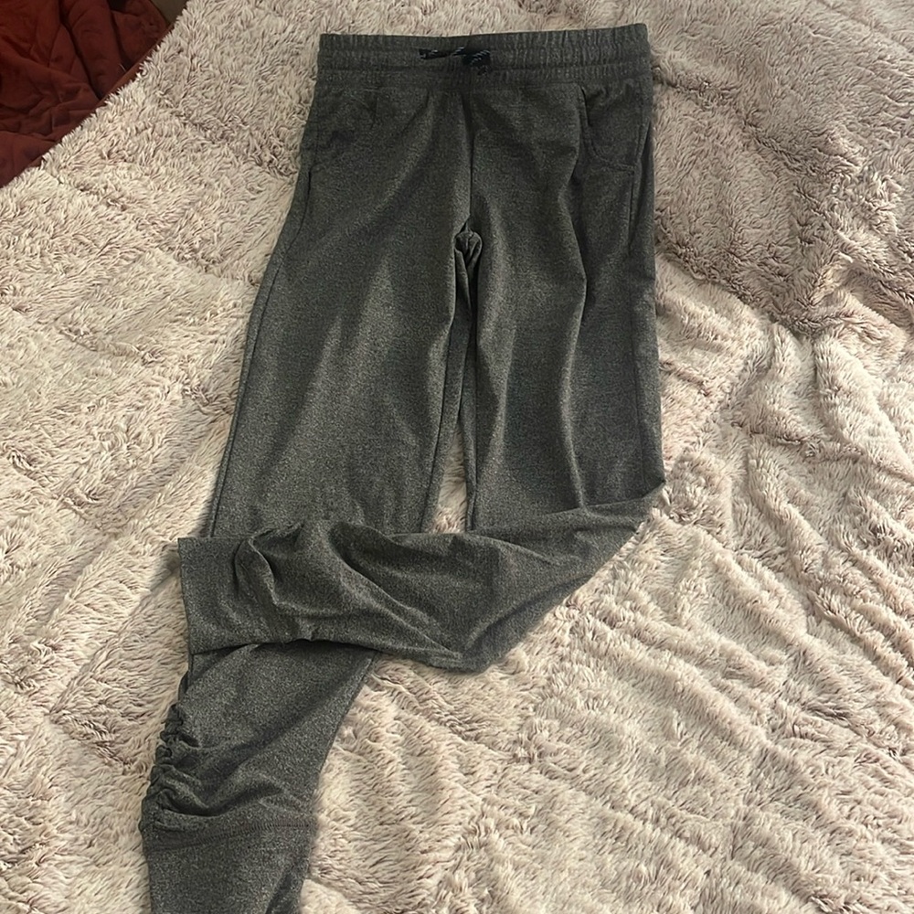 Runway Youth Sz XL/16 Gray Light Sweatpants Pockets, drawstring, gathered cuff,